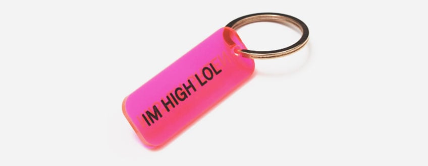 Een roze sleutelhanger met de tekst 
