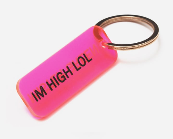 Een roze sleutelhanger met de tekst 
