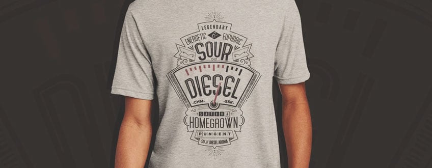 Een grijs T-shirt met een vintage-stijl afbeelding van een brandstofmeter met de tekst 