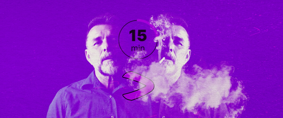 Een artistiek portret van een bebaarde man die paarse damp rookt, met een nadenkende uitdrukking, symboliserend cannabisdosagemethoden, tegen een vibrante abstracte achtergrond.