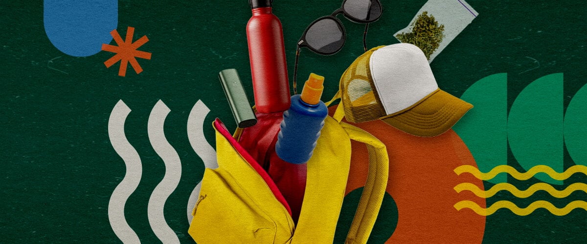 Essentiële Items voor een Cannabisvriendelijk Festival Een verzameling van essentiële items voor een cannabisvriendelijk festival, waaronder een gele rugzak, een rode waterfles, blauwe zonnebrandcrème, een zonnebril, een witte pet en een zakje cannabis, gerangschikt op een levendige groene achtergrond met kleurrijke geometrische vormen.