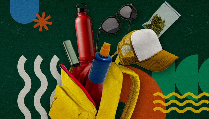 Essentiële Items voor een Cannabisvriendelijk Festival Een verzameling van essentiële items voor een cannabisvriendelijk festival, waaronder een gele rugzak, een rode waterfles, blauwe zonnebrandcrème, een zonnebril, een witte pet en een zakje cannabis, gerangschikt op een levendige groene achtergrond met kleurrijke geometrische vormen.