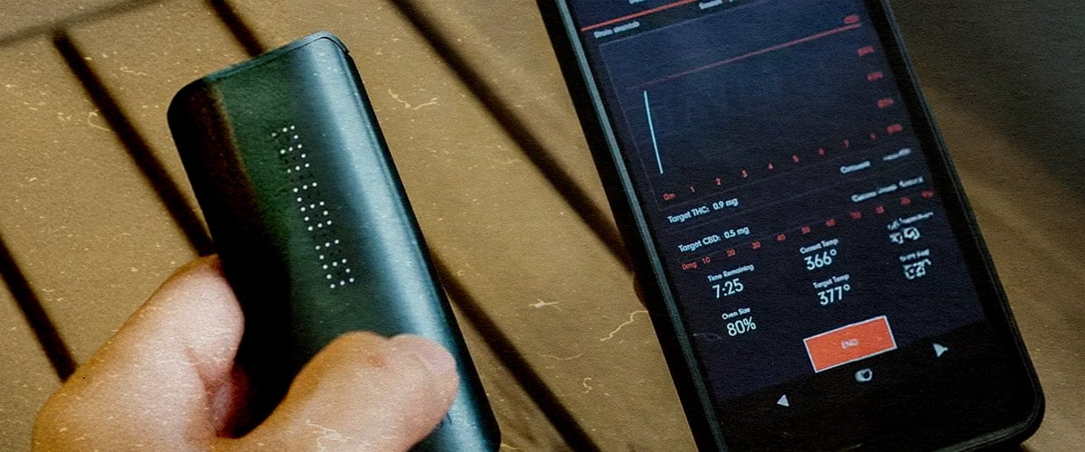 DaVinci IQ3 Vaporizer: Next-Gen Functies & Superieure Prestaties PAX IQ3 vaporizer met app die 80 % batterij, THC 0,5 mg en 366 °F toont, naast een telefoon op een houten tafel.