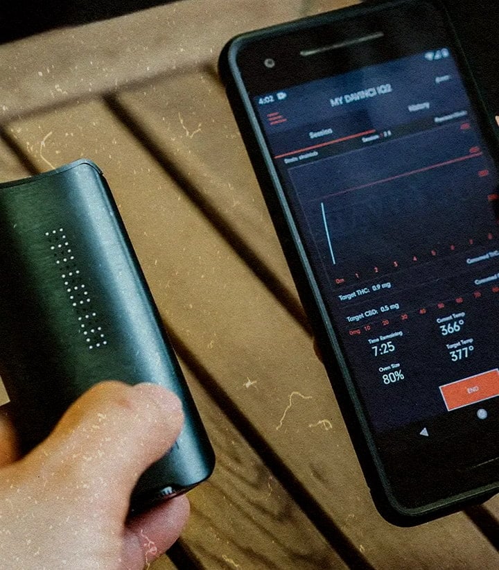 DaVinci IQ3 Vaporizer: Next-Gen Functies & Superieure Prestaties PAX IQ3 vaporizer met app die 80 % batterij, THC 0,5 mg en 366 °F toont, naast een telefoon op een houten tafel.