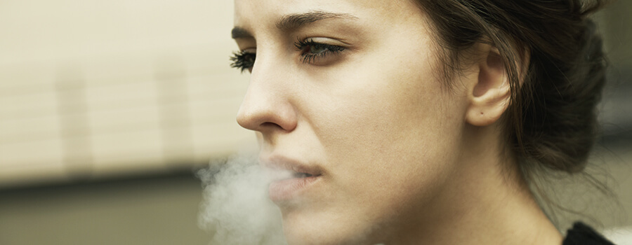 Jong Meisje Met Rokende Cannabis
