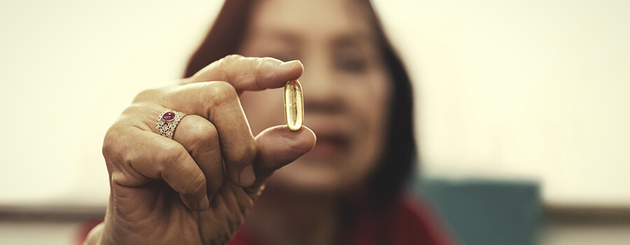 Hogere Vrouw Die Pil Neemt Hogere Vrouw Die Pil Neemt