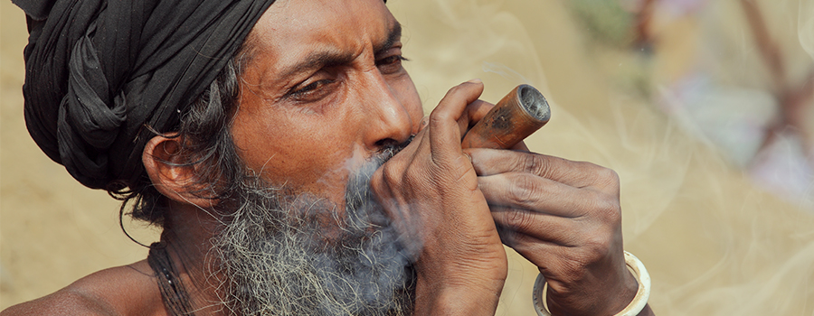Hindoeïsme en cannabis. Charas, hash, bladeren en knoppen Hindoeïsme en cannabis. Charas, hash, bladeren en knoppen
