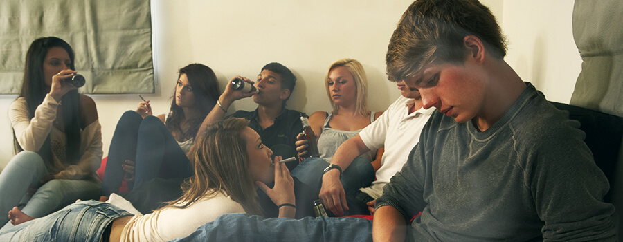 Groep Jonge Mensen Verzameld Roken Wiet Groep Jonge Mensen Verzameld Roken Wiet