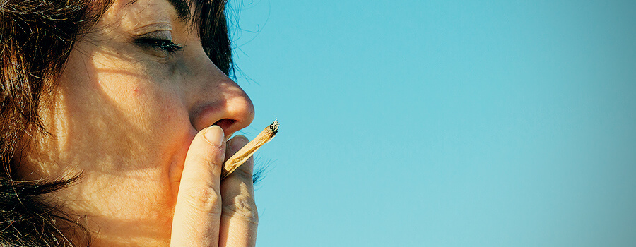 Moeder Rokende Cannabis Van Middelbare Leeftijd Moeder Rokende Cannabis Van Middelbare Leeftijd