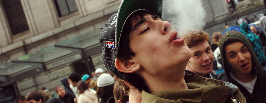 Jongetje cannabis roken