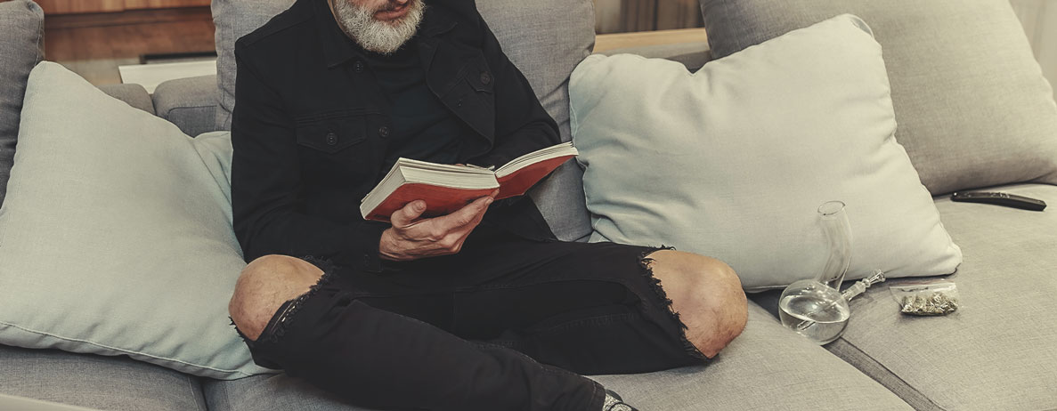 Ga in een boekenwinkel tussen de boeken snuffelen