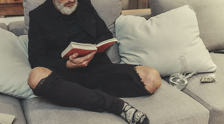 Ga in een boekenwinkel tussen de boeken snuffelen Ga in een boekenwinkel tussen de boeken snuffelen