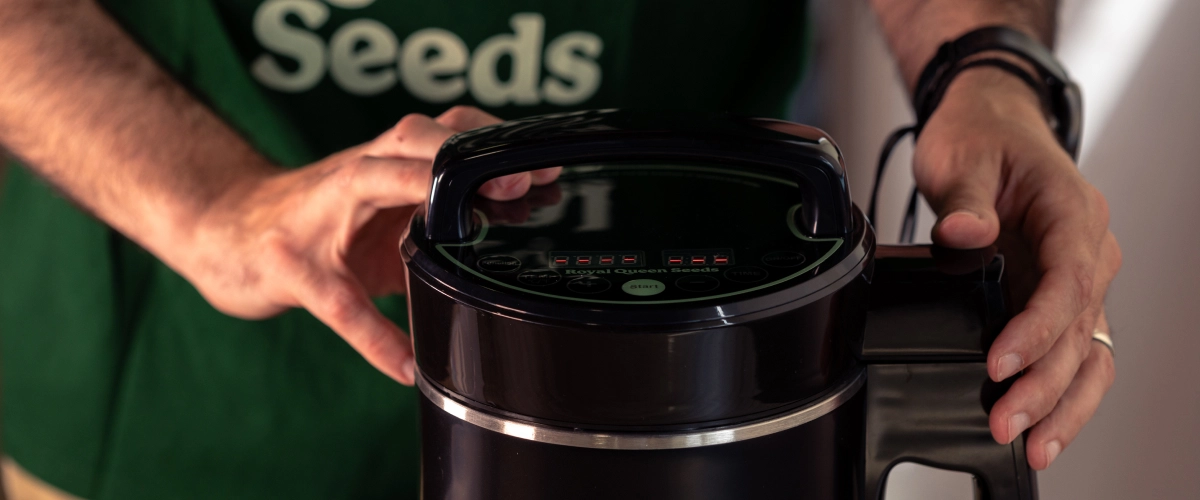 Leer hoe je de infusiecyclus start met gelijkmatige warmte om cannabinoïden en aromatische stoffen in cannabisolie te extraheren.