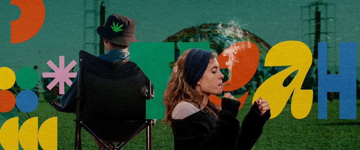 Top Cannabisvriendelijke Muziekfestivals 2025 Een persoon die een joint rookt op een cannabisvriendelijk muziekfestival in 2025, zittend op een stoel met een andere persoon op de achtergrond, tegen een kleurrijke achtergrond van groene, oranje en gele geometrische vormen en een hoed met cannabisblad.