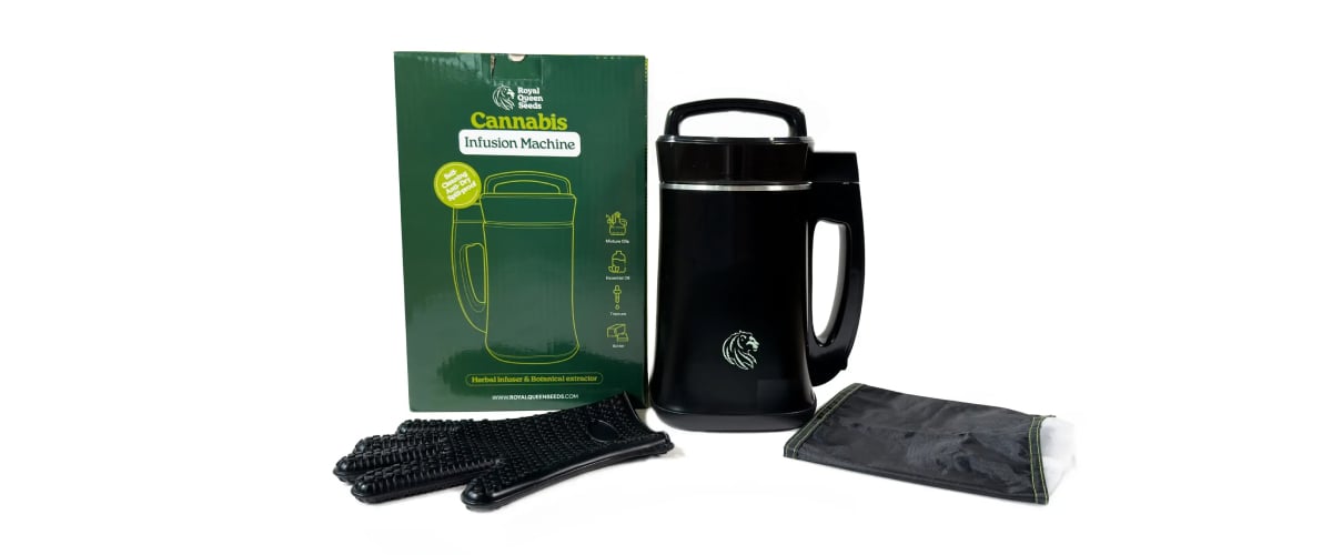 RQS-infusiemachine getoond met accessoires, waaronder beschermende handschoenen, filterzak en productdoos.