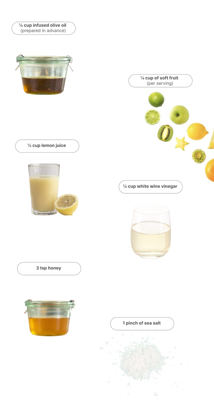 Ingrediënten voor het maken van cannabisvinaigrette, waaronder geïnfuseerde olijfolie, zacht fruit, citroensap, wittewijnazijn, honing en zeezout.