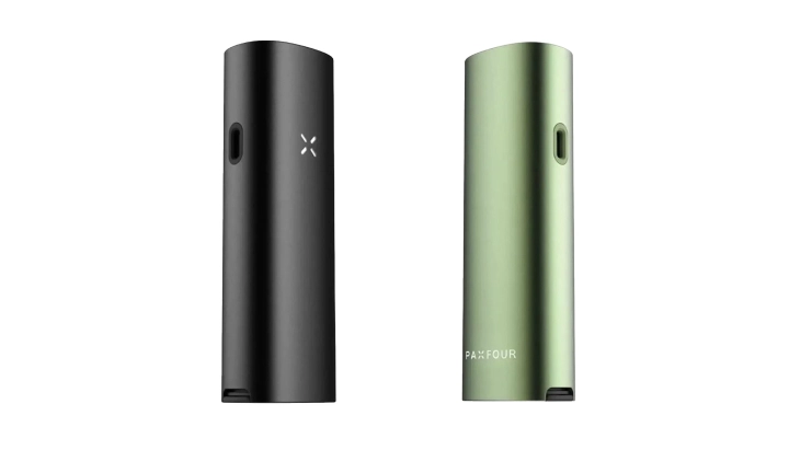 Zwarte en groene PAX Four vaporizers naast elkaar weergegeven, met nadruk op het slanke compacte ontwerp, de led-bloembladindicator, de oplaadpoort aan de zijkant en de kleuropties