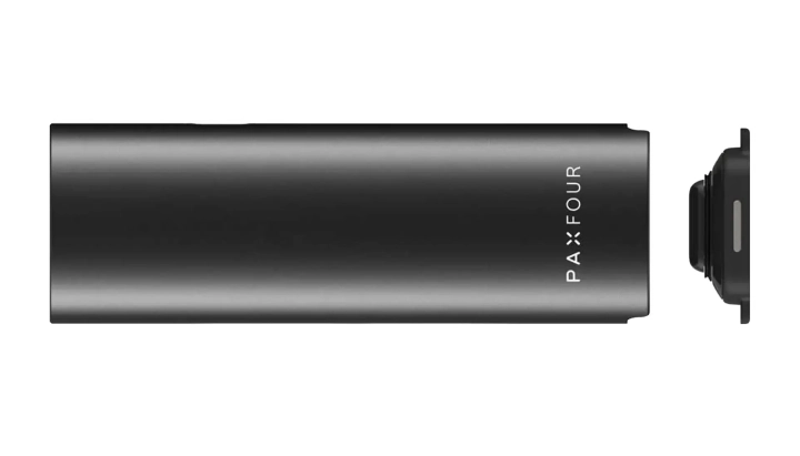 PAX Four vaporizer vastgehouden in één hand, met zijn slanke matte behuizing, compacte formaat en led-bloembladindicator aan de voorkant