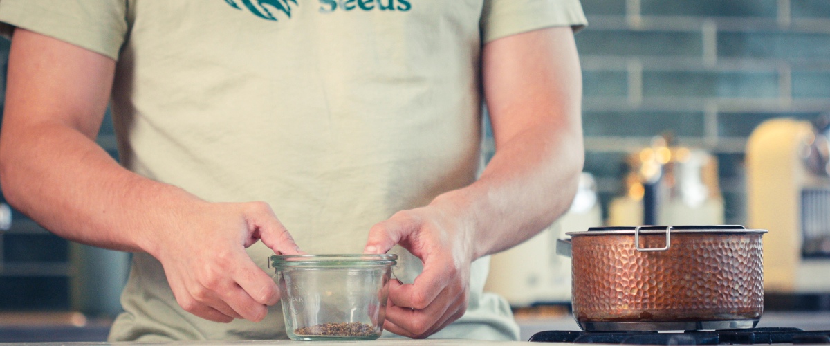 Gedroogde cannabis voorbereiden in een glazen pot vóór decarboxylatie, eerste stap voor het maken van cannabis MCT-olie