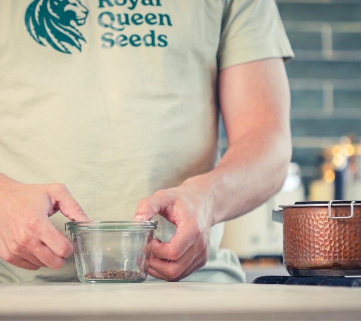 Gedroogde cannabis voorbereiden in een glazen pot vóór decarboxylatie, eerste stap voor het maken van cannabis MCT-olie