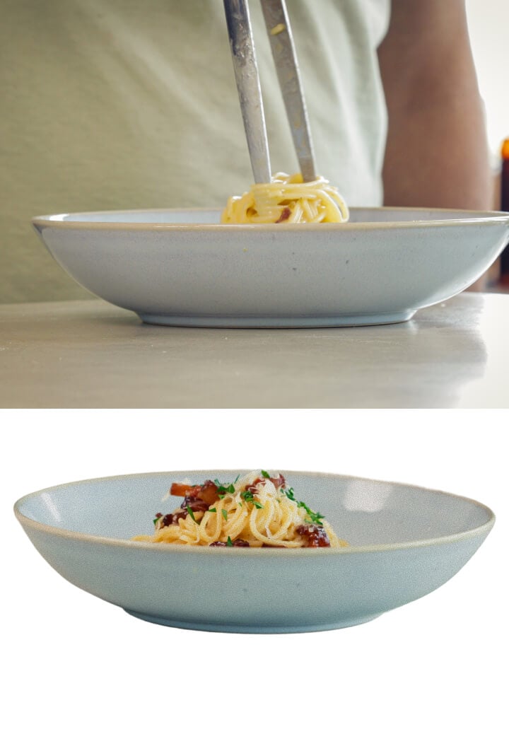 Romige cannabis-geïnfuseerde spaghetti carbonara met pancetta en geraspte kaas opdienen, laatste stap voor het serveren