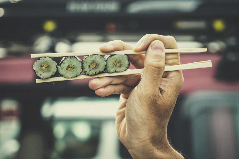 Hoe maak je cannabis-geïnfuseerde sushi?