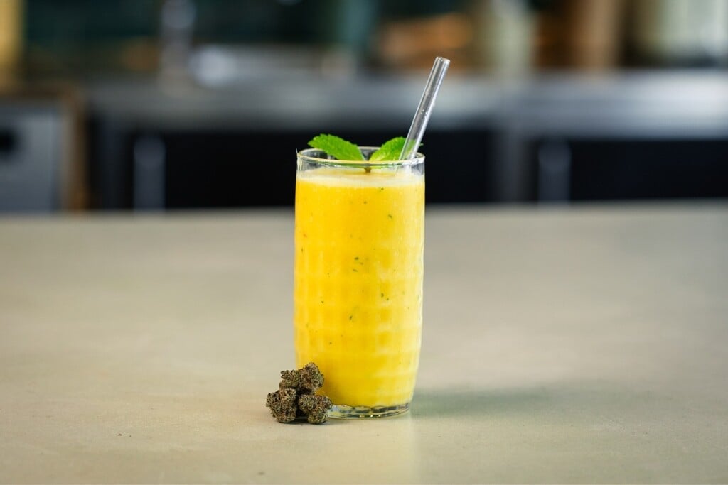Cannabis-mangosmoothie maken