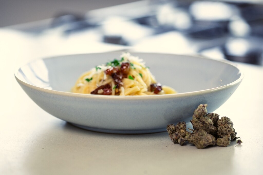 Romige cannabis spaghetti carbonara: stap voor stap