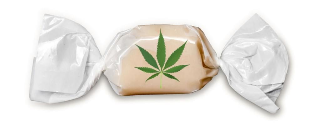 Het maken van cannabis karamels